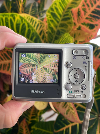 Nikon CoolPix L4 4.0 MP Digital Camera Bundle - Silver
