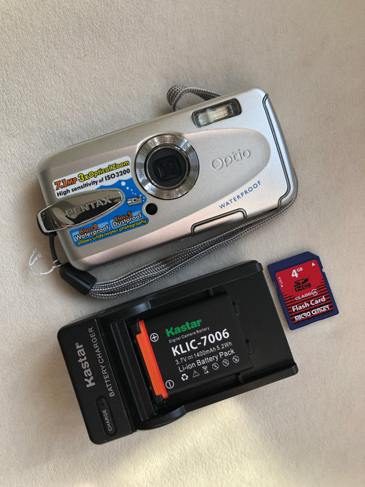Pentax Optio W30 7.1 MP Digital Camera Bundle - Silver