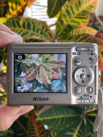 Nikon CoolPix L11 6.0 MP Digital Camera Bundle - Silver