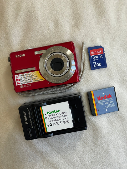 Kodak EasyShare MD863 8.2 MP Digital Camera Bundle - Red