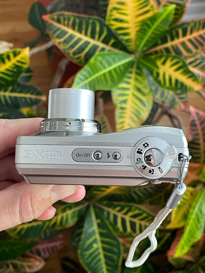 Kodak EasyShare C713 7.1 MP Digital Camera Bundle - Gray