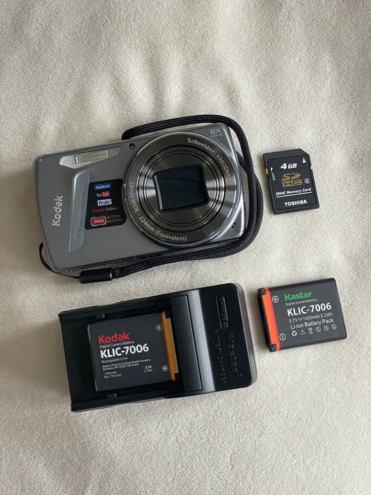 Kodak EasyShare M580 14 MP Digital Camera Bundle - Grey