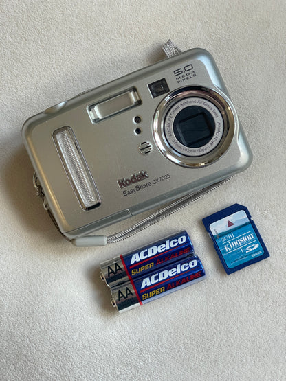 Kodak EasyShare CX7525 5.0 MP Digital Camera Bundle - Silver