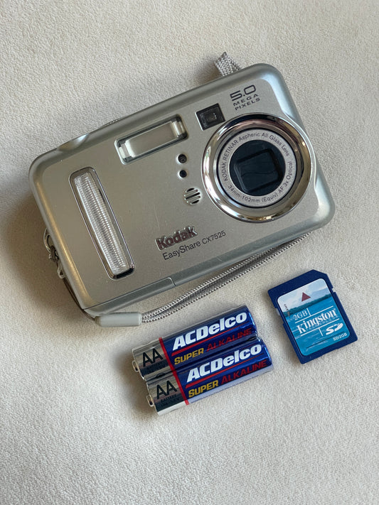 Kodak EasyShare CX7525 5.0 MP Digital Camera Bundle - Silver