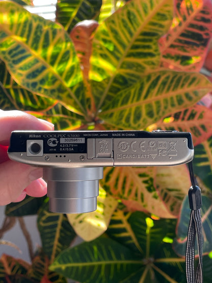 Nikon CoolPix S3100 14 MP Digital Camera Bundle