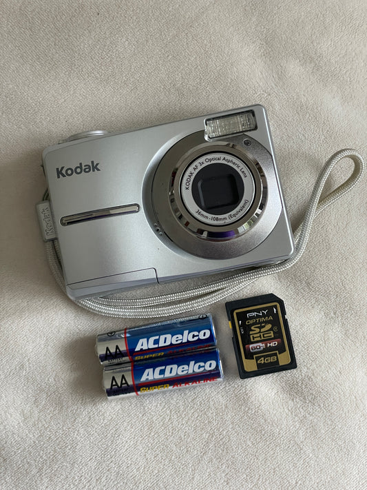 Kodak EasyShare C913 9.2 MP Digital Camera Bundle