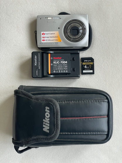 Kodak EasyShare M1093 10 MP Digital Camera Bundle - Silver