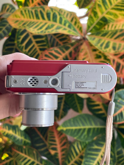 GE A735 7.0 MP Digital Camera Bundle - Red