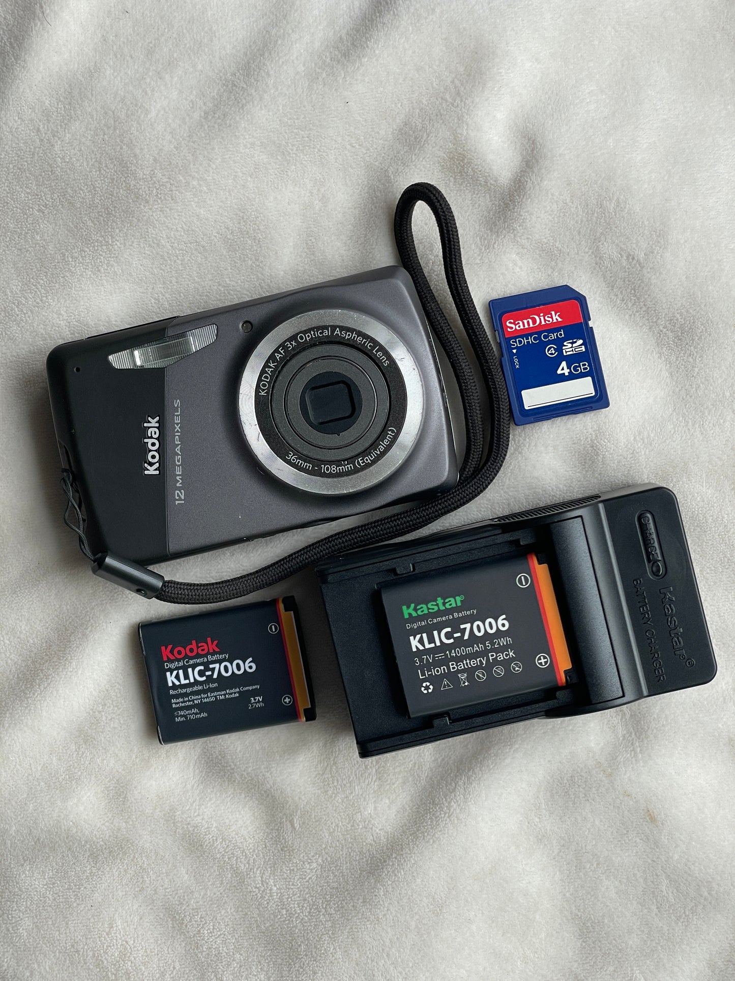 Kodak EasyShare M530 12 MP Digital Camera Bundle - Gray