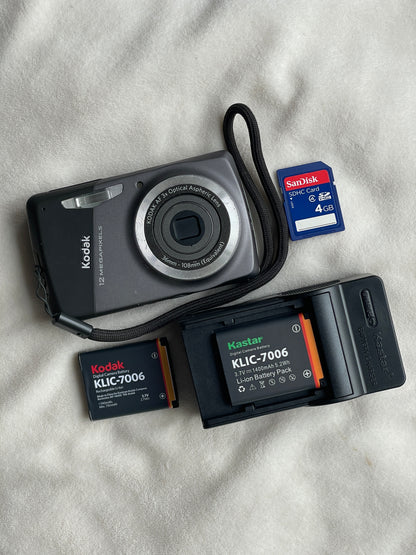 Kodak EasyShare M530 12 MP Digital Camera Bundle - Gray