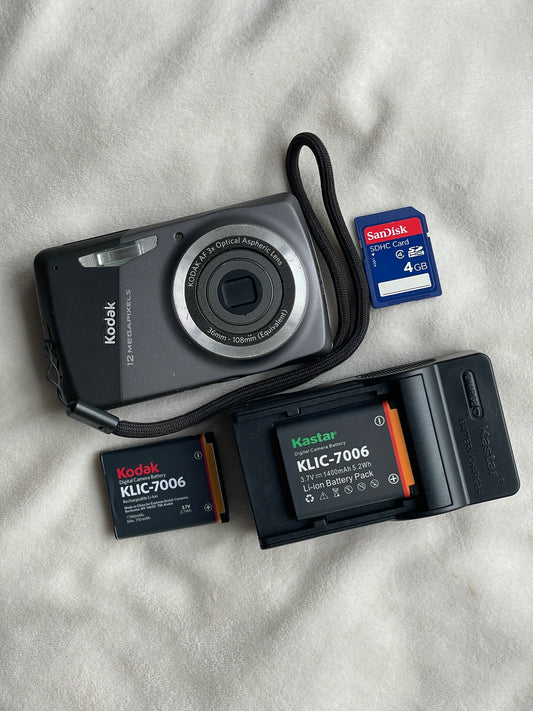 Kodak EasyShare M530 12 MP Digital Camera Bundle - Gray
