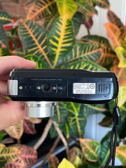 Samsung S860 8.1 MP Digital Camera Bundle