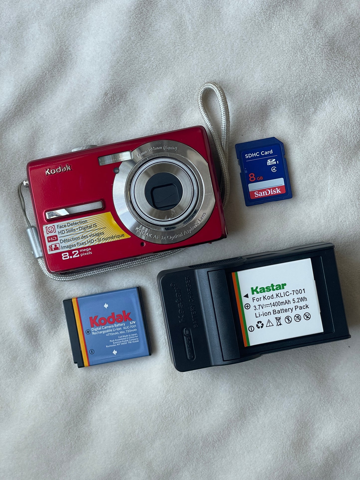 Kodak EasyShare M863 8.2 MP Digital Camera Bundle - Red