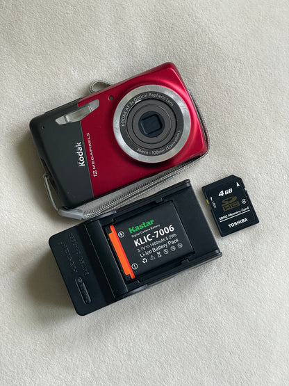Kodak EasyShare M530 12.2 MP Digital Camera Bundle - Red