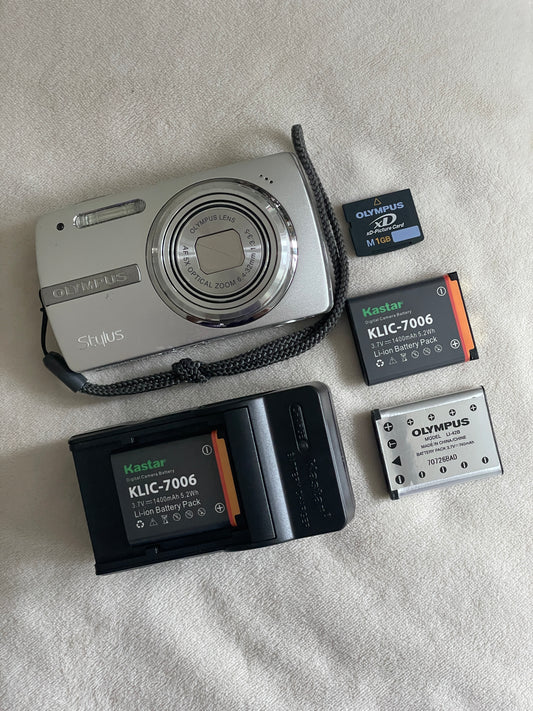 Olympus Stylus 820 8.0 MP Digital Camera Bundle - Silver