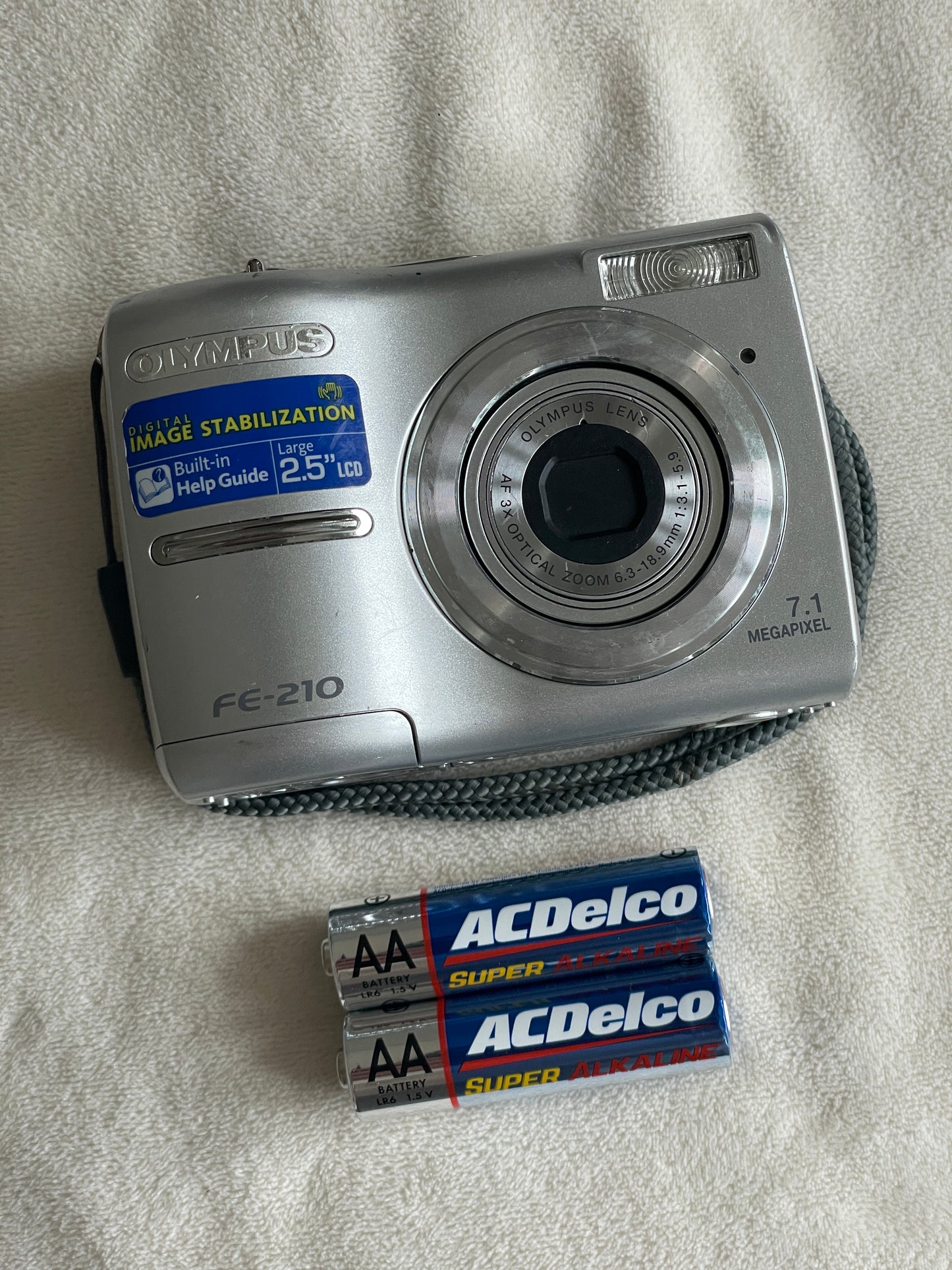 Olympus FE - 210 7.1 MP Digital Camera Bundle - Silver