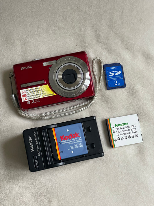 Kodak EasyShare MD863 8.2 MP Digital Camera Bundle - Red