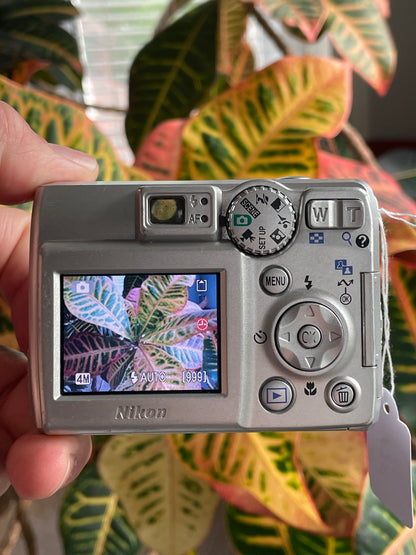 Nikon CoolPix E4600 4.0 MP Digital Camera Bundle - Silver