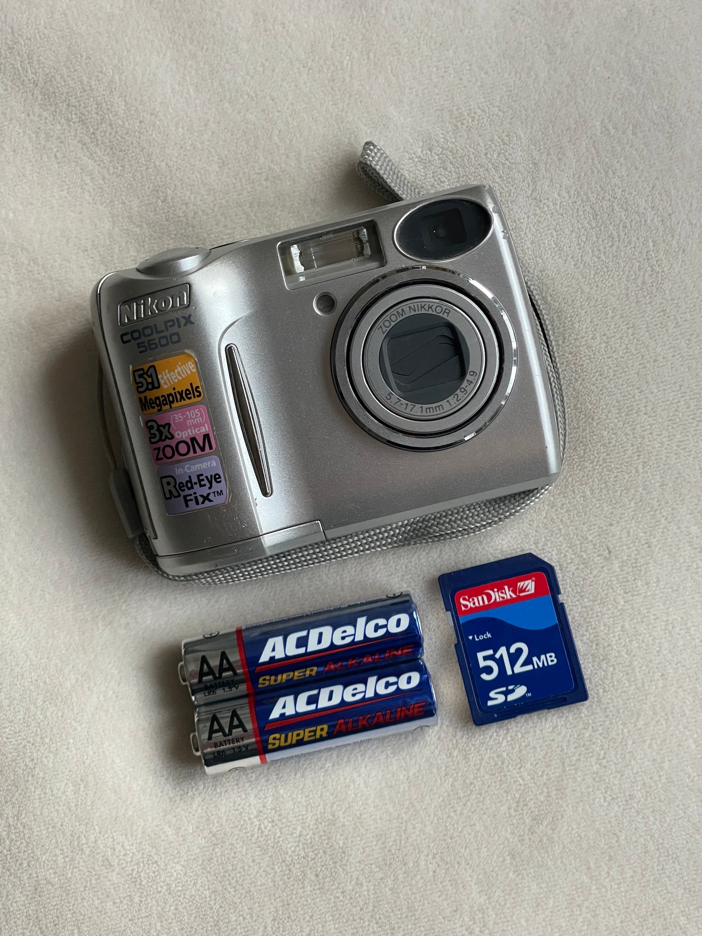 Nikon CoolPix E5600 5.1 MP Digital Camera Bundle - Silver