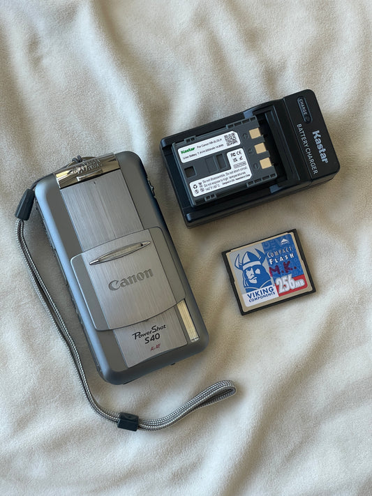 Canon PowerShot S40 4.0 MP Digital Camera Bundle