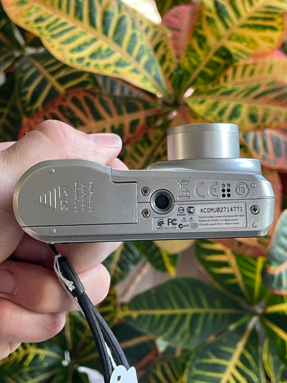 Kodak EasyShare C143 12 MP Digital Camera Bundle - Silver