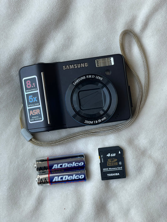 Samsung S850 8.1 MP Digital Camera Bundle - Black