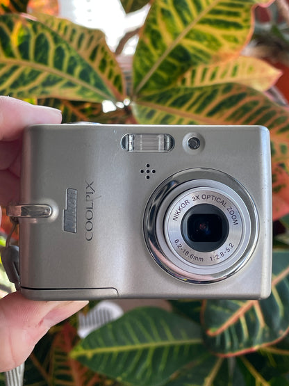 Nikon CoolPix L11 6.0 MP Digital Camera Bundle - Silver