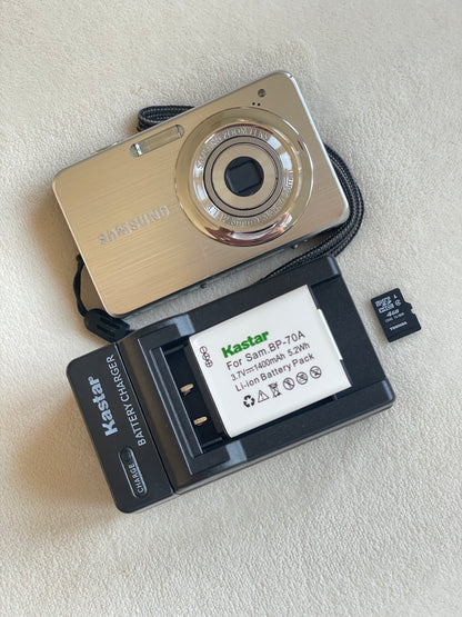 Samsung ST30 10.1 MP Digital Camera Bundle - Silver