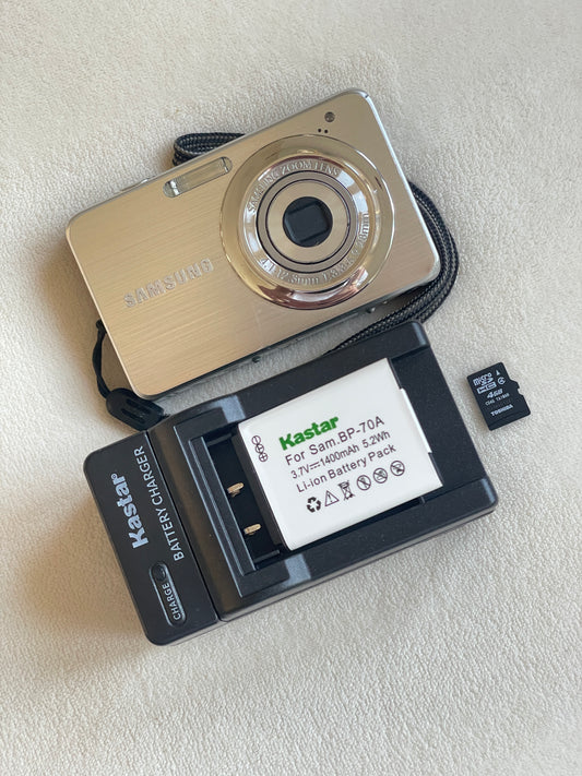 Samsung ST30 10.1 MP Digital Camera Bundle - Silver