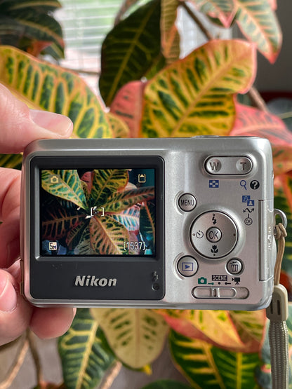 Nikon CoolPix L3 5.1 MP Digital Camera Bundle - Silver