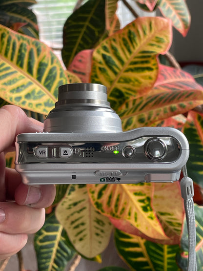 Nikon CoolPix L5 7.2 MP Digital Camera Bundle - Silver