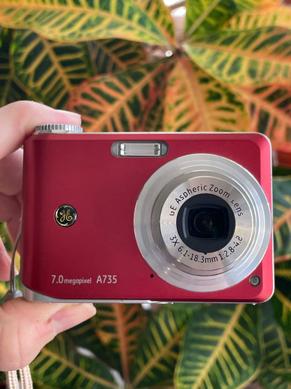 GE A735 7.0 MP Digital Camera Bundle - Red