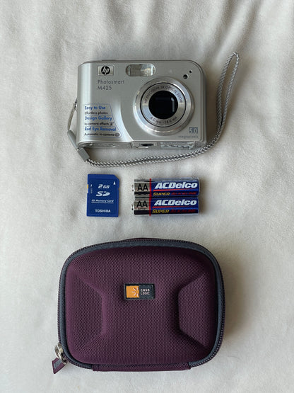 HP Photosmart M425 5.0 MP Digital Camera Bundle - Silver