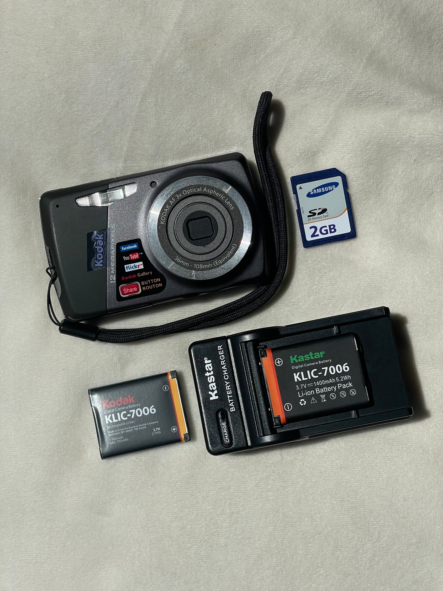 Kodak EasyShare M530 12 MP Digital Camera Bundle - Gray