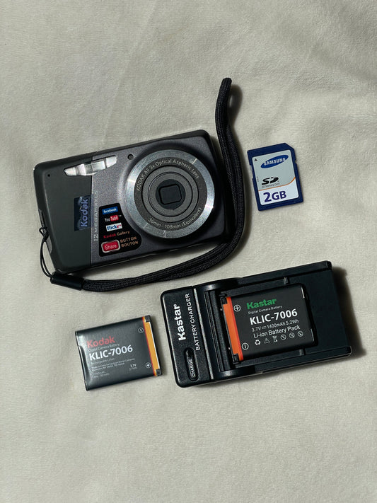 Kodak EasyShare M530 12 MP Digital Camera Bundle - Gray