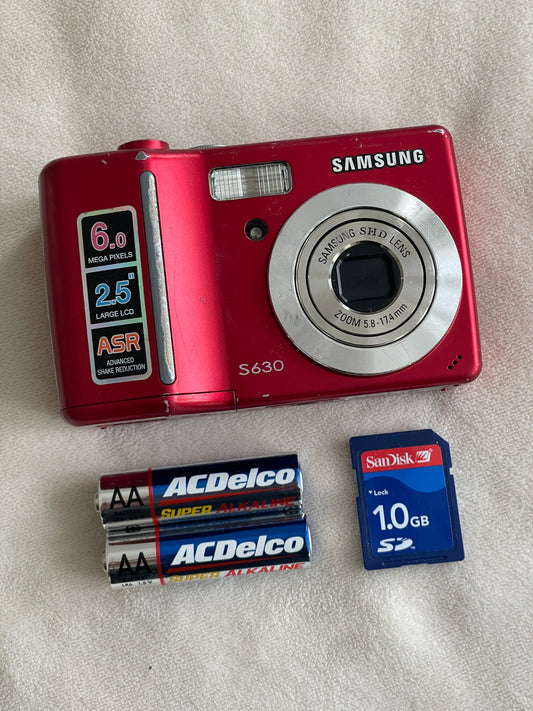 Samsung S630 6.0 MP Digital Camera Bundle - Red