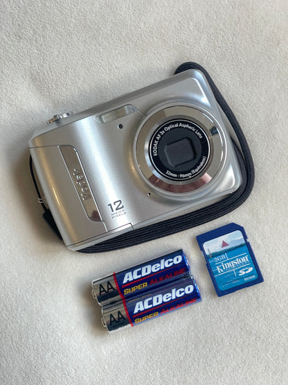 Kodak EasyShare C143 12 MP Digital Camera Bundle - Silver