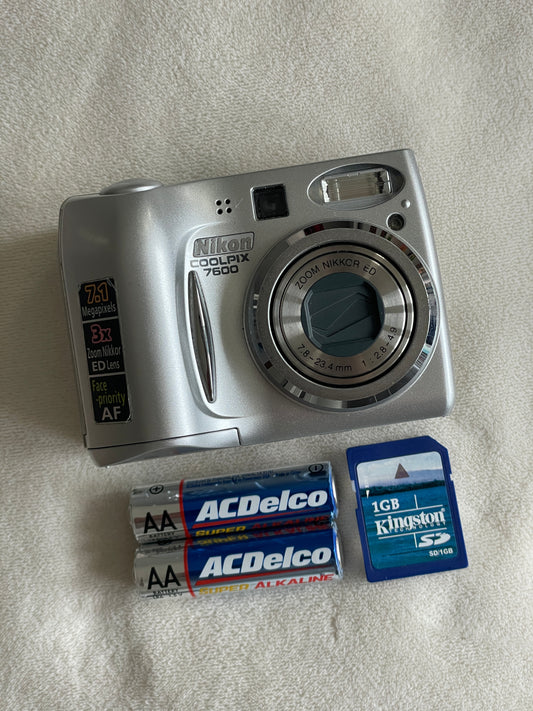 Nikon CoolPix 7600 7.1 MP Digital Camera Bundle - Silver