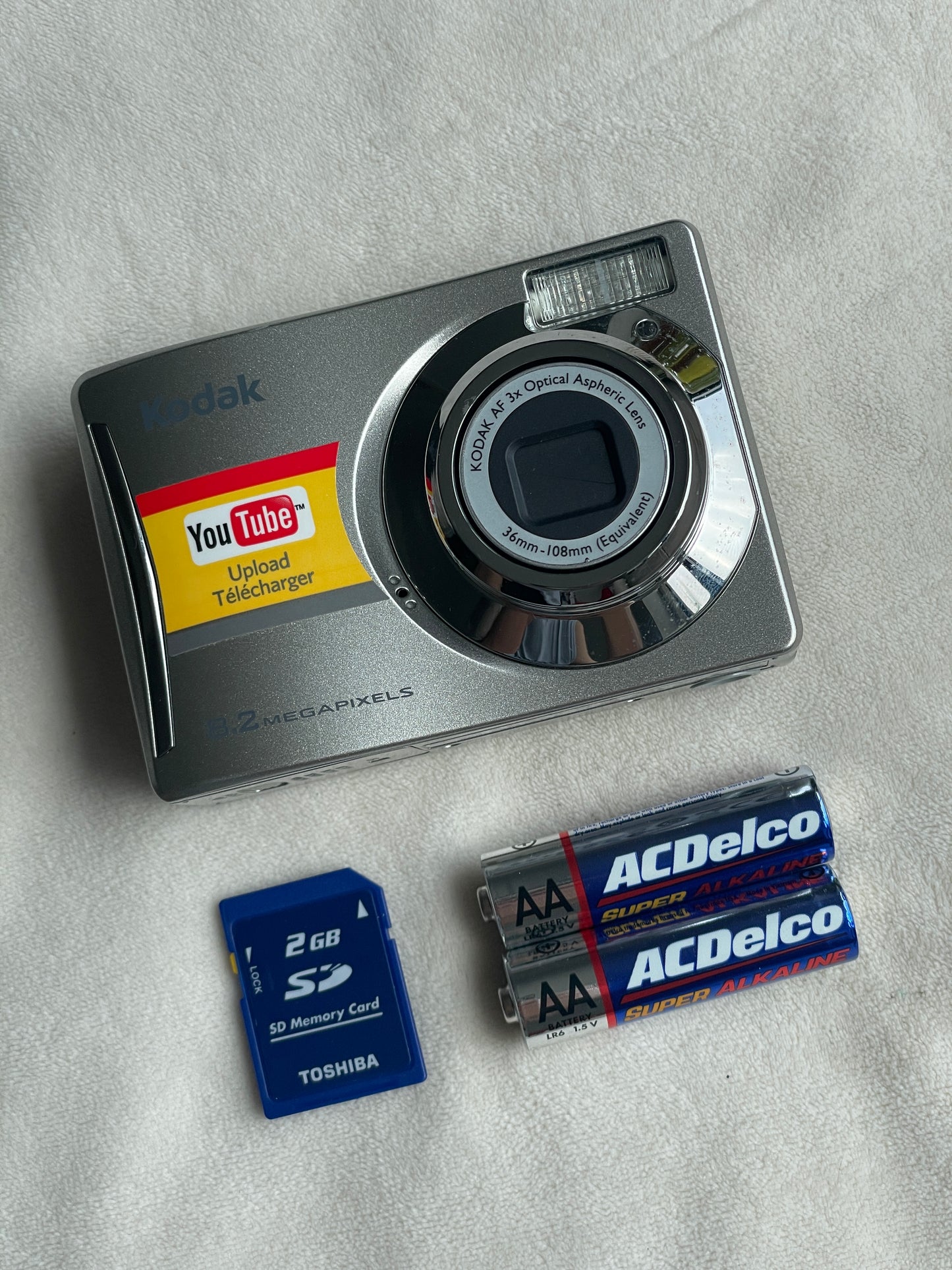 Kodak EasyShare C140 8.2 MP Digital Camera Bundle - In Box