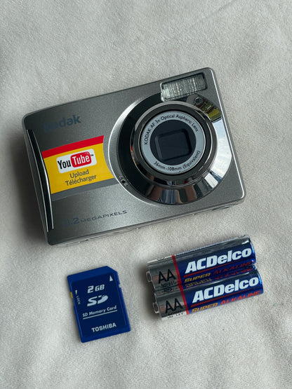 Kodak EasyShare C140 8.2 MP Digital Camera Bundle - In Box