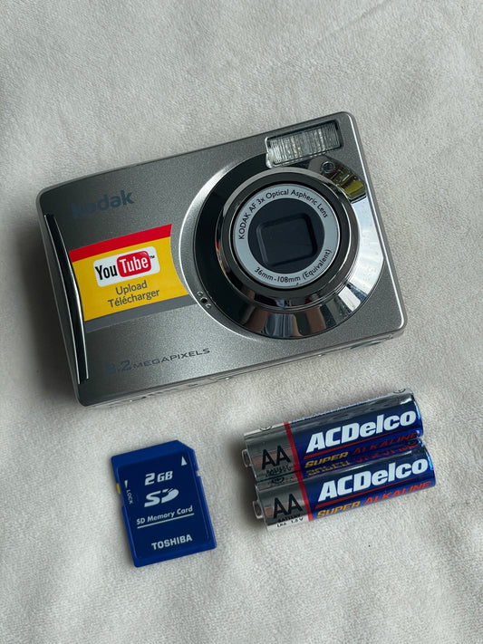Kodak EasyShare C140 8.2 MP Digital Camera Bundle - In Box