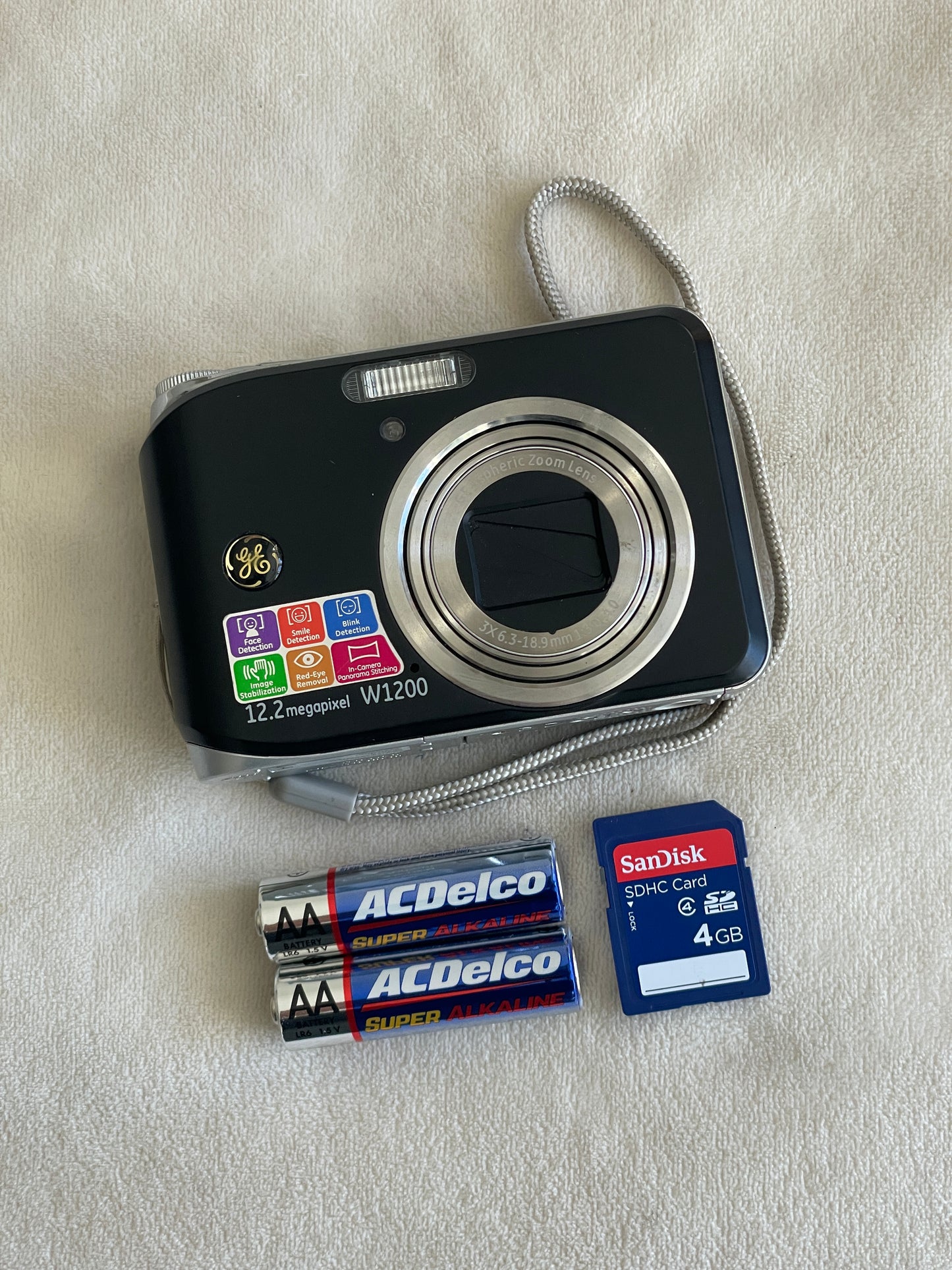 GE W1200 12.2 MP Digital Camera Bundle - Black