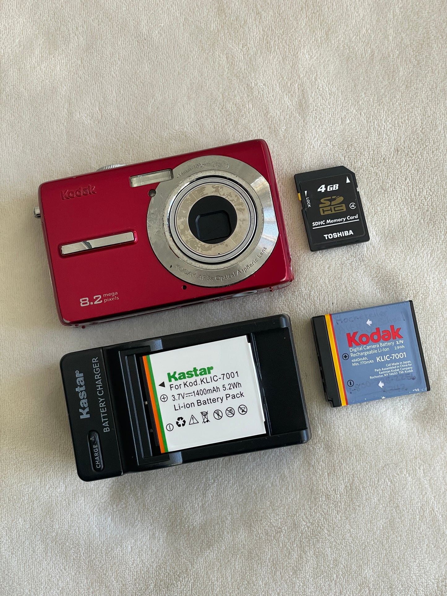 Kodak EasyShare M863 8.2 MP Digital Camera Bundle - Red