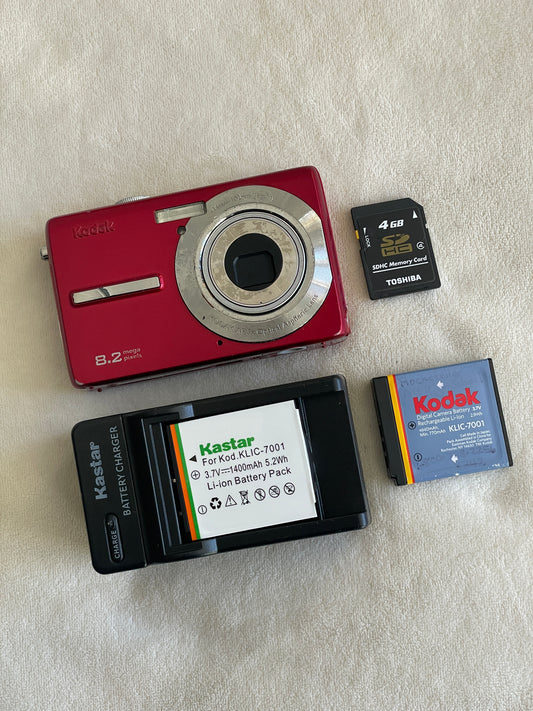 Kodak EasyShare M863 8.2 MP Digital Camera Bundle - Red