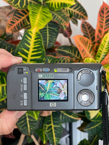 HP Photosmart M415 5.2 MP Digital Camera Bundle - Silver