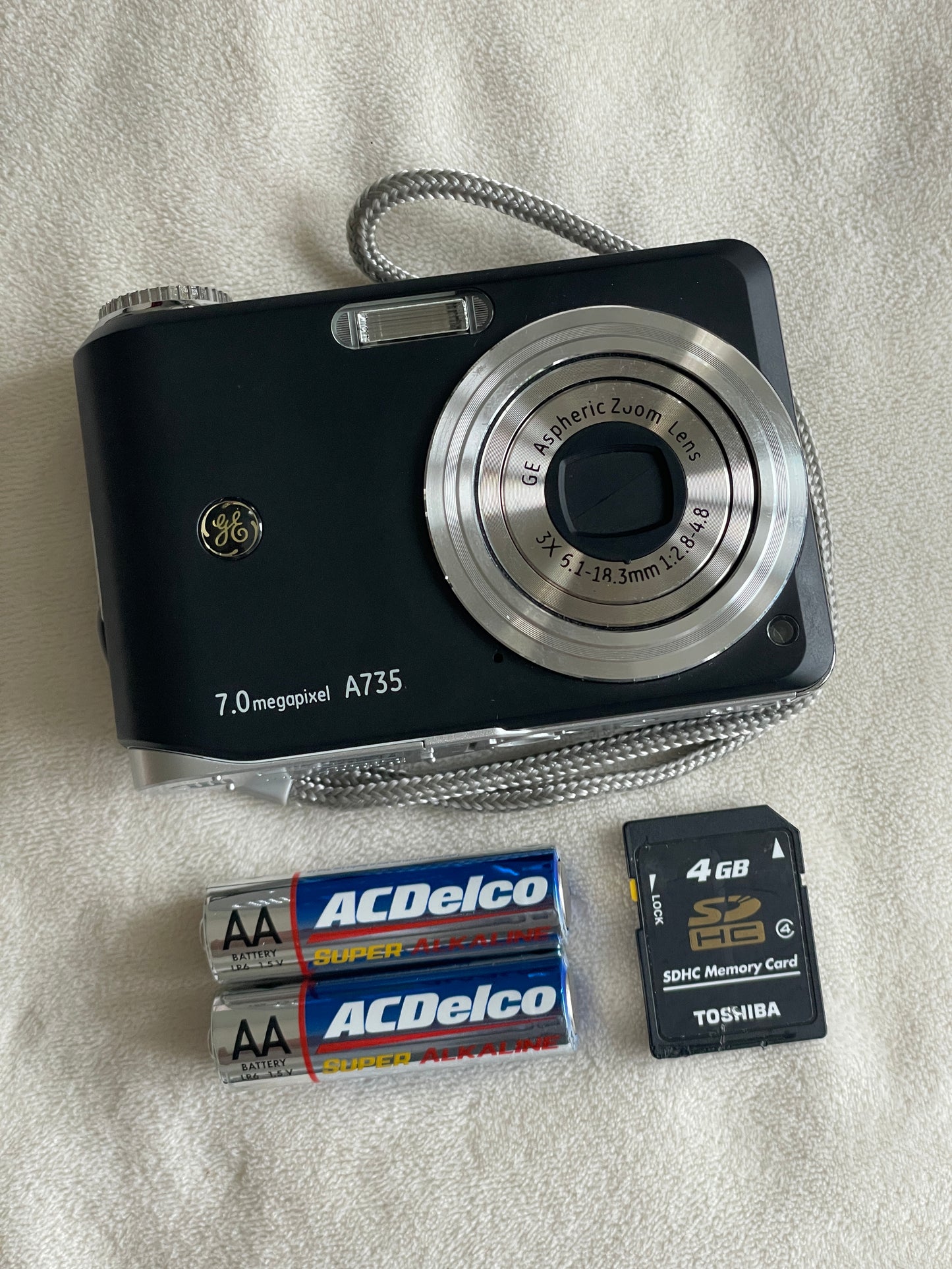 GE A735 7.0 MP Digital Camera Bundle - Black
