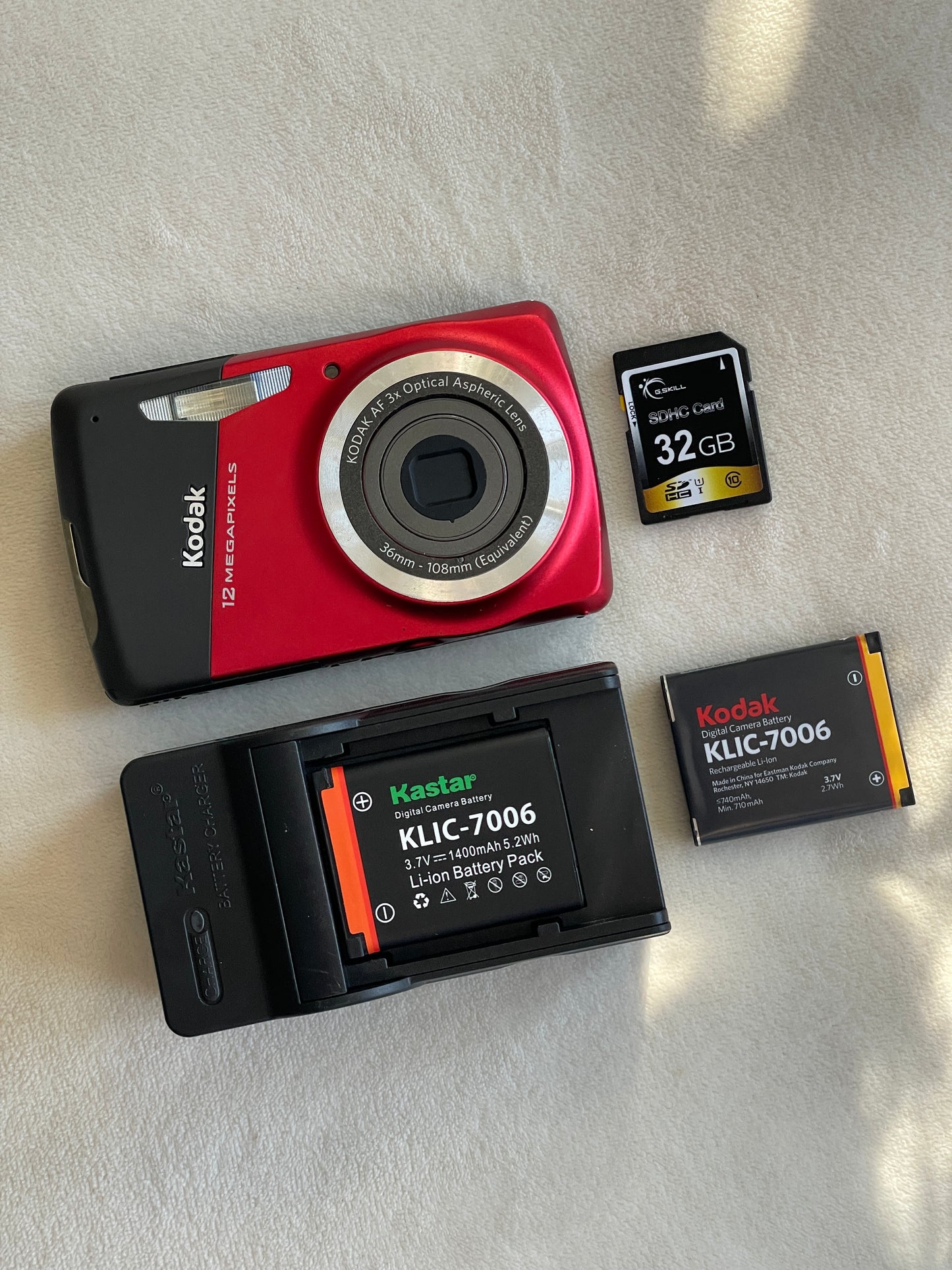 Kodak EasyShare M530 12 MP Digital Camera Bundle - Red