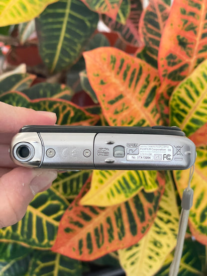 Fujifilm FinePix XP10 12.2 MP Digital Camera Bundle