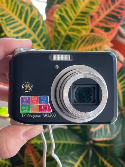 GE W1200 12.2 MP Digital Camera Bundle - Black