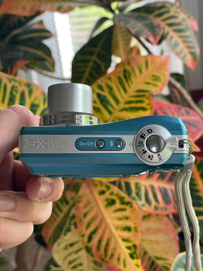 Kodak EasyShare C813 8.2 MP Digital Camera Bundle - Teal